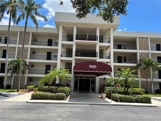 7461 W Country Club Dr N in Sarasota, FL - Foto de edificio - Building Photo