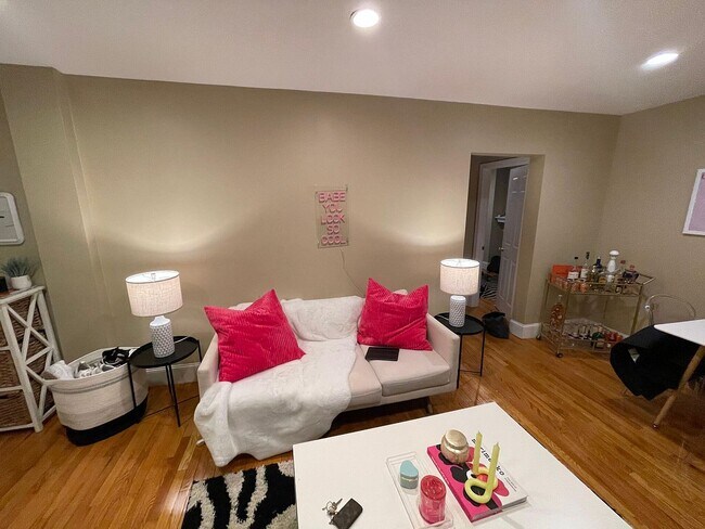 76 Egmont St, Unit 5 in Brookline, MA - Foto de edificio - Building Photo