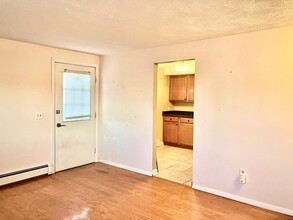 25 Naples Ave, Unit #R in Saugus, MA - Foto de edificio - Building Photo