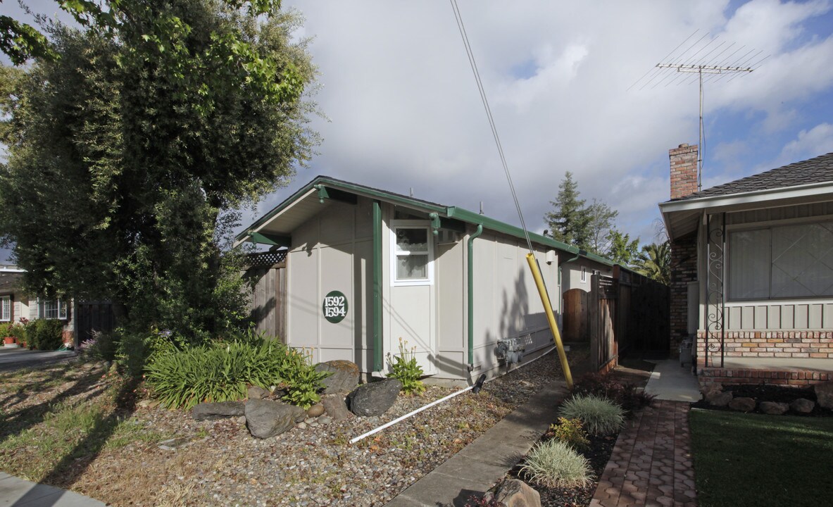 1592-1594 Roosevelt Ave in Redwood City, CA - Building Photo