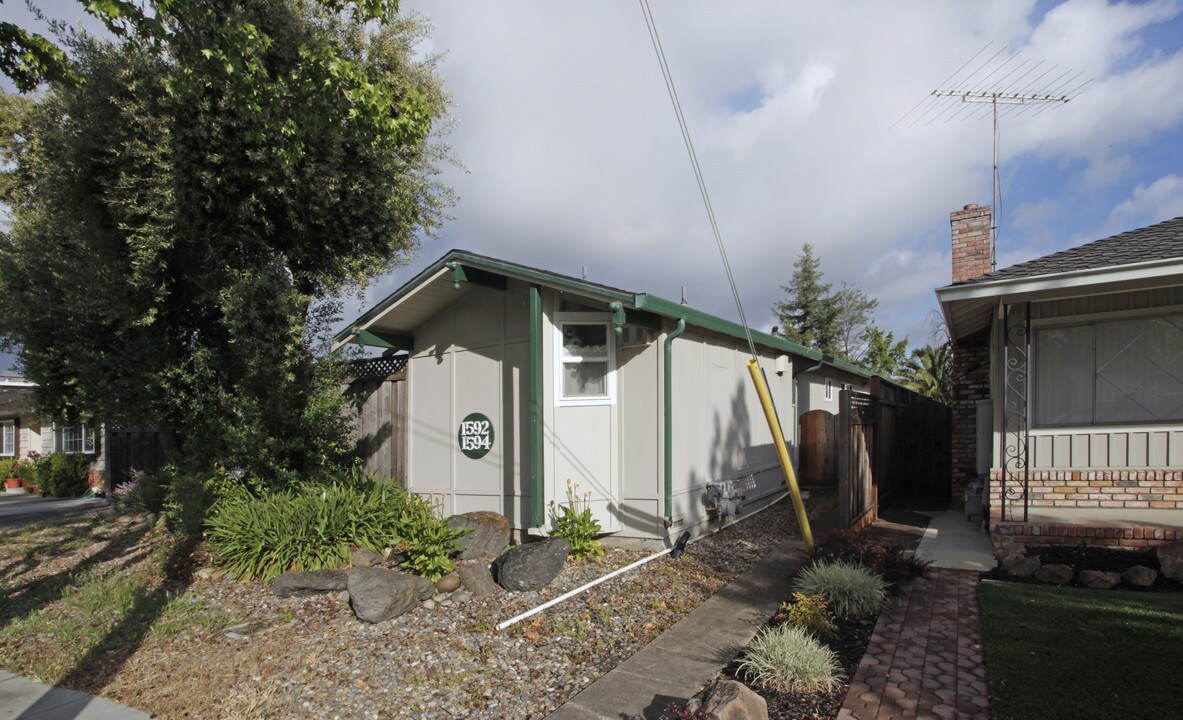 1592-1594 Roosevelt Ave in Redwood City, CA - Foto de edificio