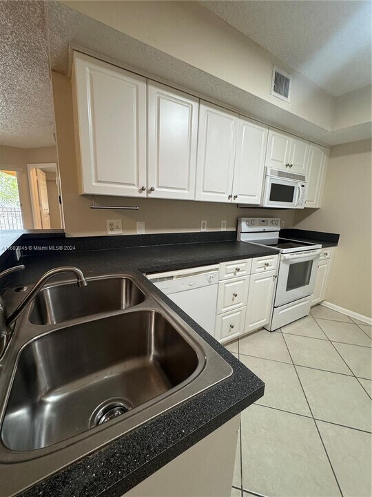 9630 NW 2nd St, Unit #6-206 in Pembroke Pines, FL - Foto de edificio