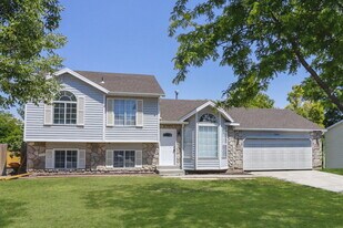 7697 Strawberry Loop in West Jordan, UT - Building Photo