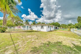 1200 NW 102nd St in Miami, FL - Building Photo - Building Photo