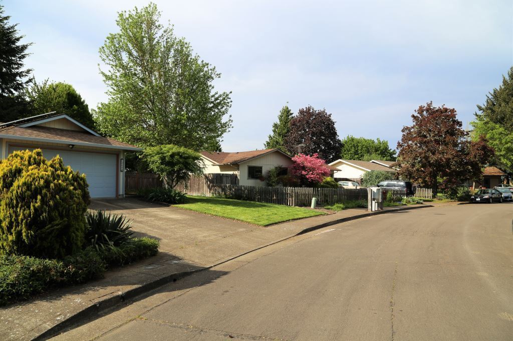 3358 SE Charlotte Pl in Corvallis, OR - Building Photo