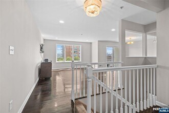 7 Legend Hills Dr in Edgewater, NJ - Building Photo - Building Photo