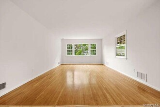 93 Seton Dr in New Rochelle, NY - Building Photo - Building Photo