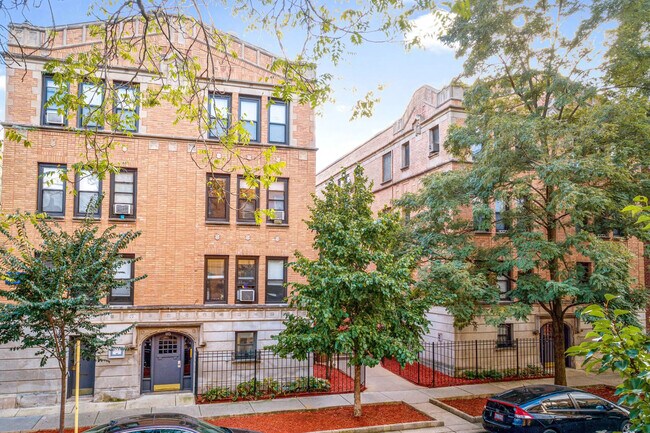 813 W Cornelia Ave, Unit 817-102 in Chicago, IL - Foto de edificio - Building Photo