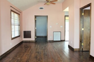 1004 E Main St in Brenham, TX - Building Photo - Building Photo