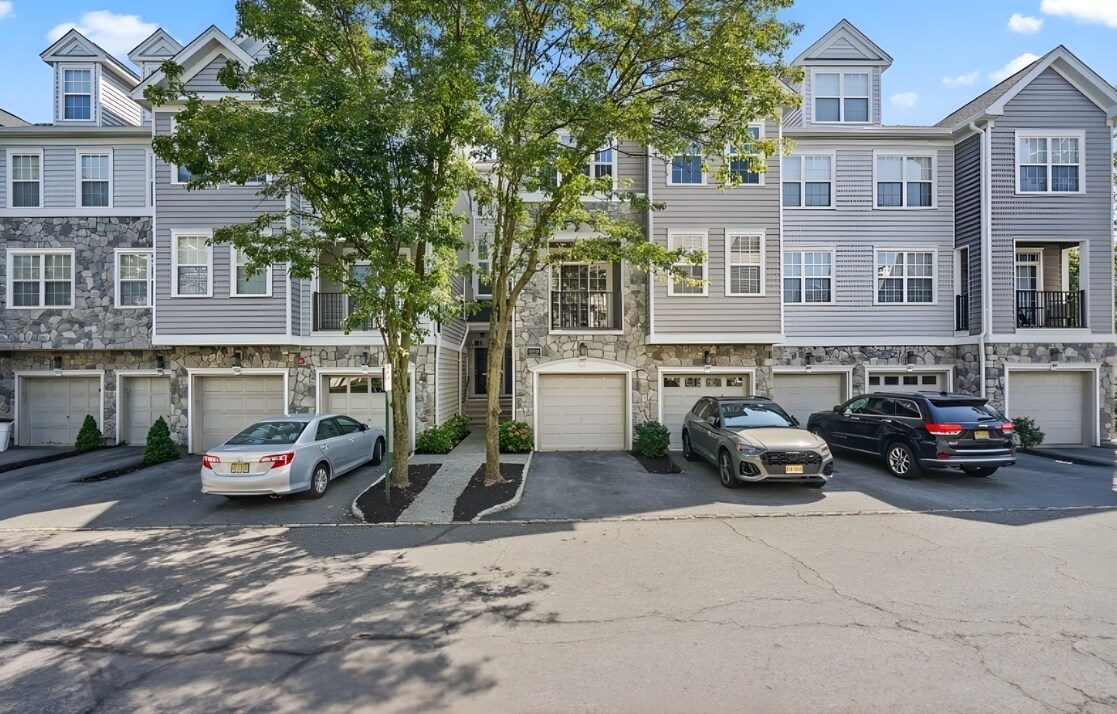 107 Brittany Ct in Clifton, NJ - Building Photo