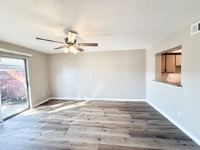 7980 Grove Ridge Dr in Houston, TX - Building Photo - Building Photo