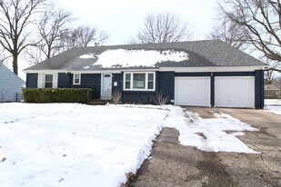 8428 Beverly Dr in Overland Park, KS - Building Photo