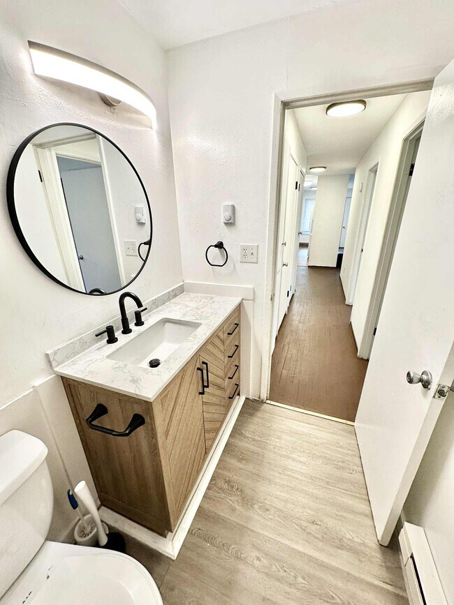 Apline B Apartments in Seattle, WA - Foto de edificio - Building Photo