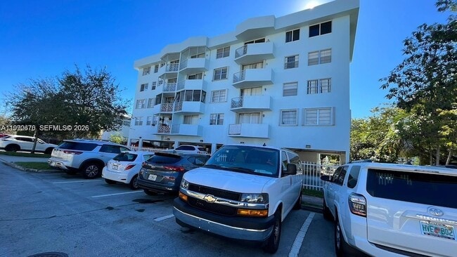 1990 Marseille Dr, Unit 402 in Miami Beach, FL - Building Photo - Building Photo