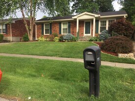 9806 Mary Dell Ln in Louisville, KY - Building Photo