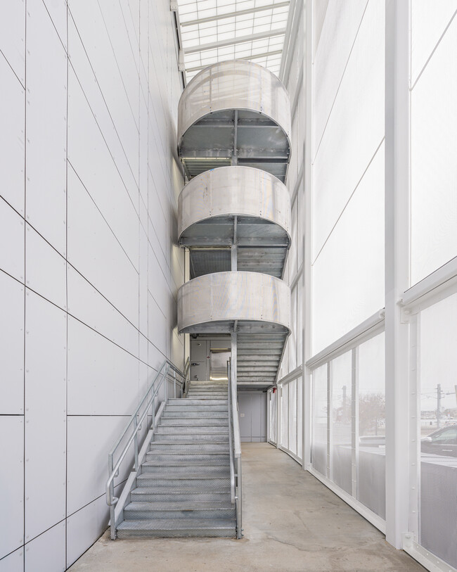 Vessel - Bank Street in New London, CT - Foto de edificio - Interior Photo