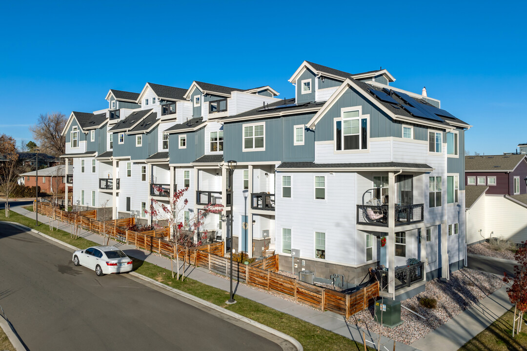 Edgewater Crossing in Wheat Ridge, CO - Building Photo