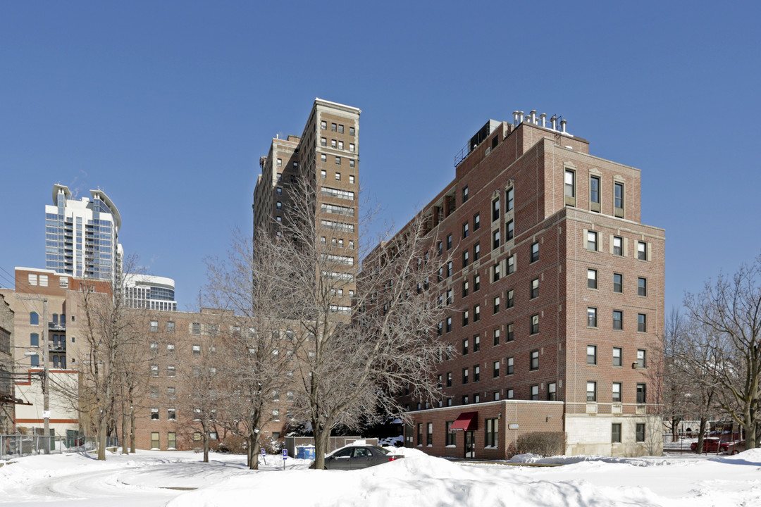 Lake Vista Apartments in Chicago, IL - Building Photo