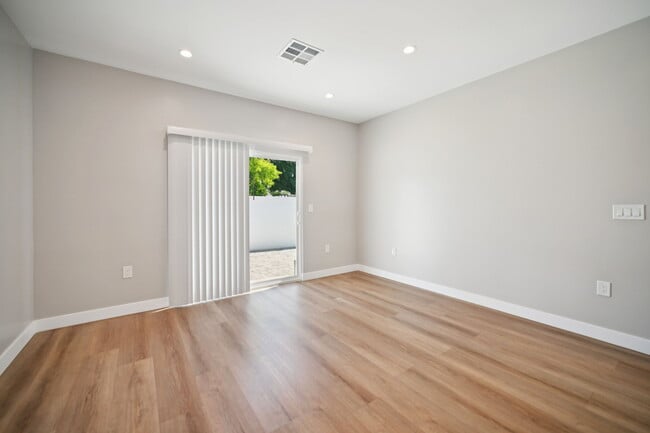 8436 Oakdale Ave in Winnetka, CA - Foto de edificio - Building Photo