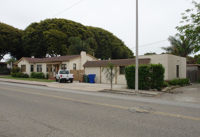 2110-2118 E Ocean Ave in Ventura, CA - Building Photo - Building Photo