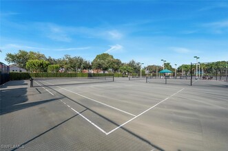 583 Beachwalk Cir in Naples, FL - Foto de edificio - Building Photo