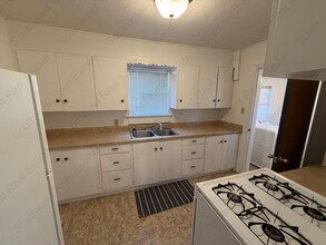 1010 W 14th St in Portales, NM - Building Photo - Building Photo