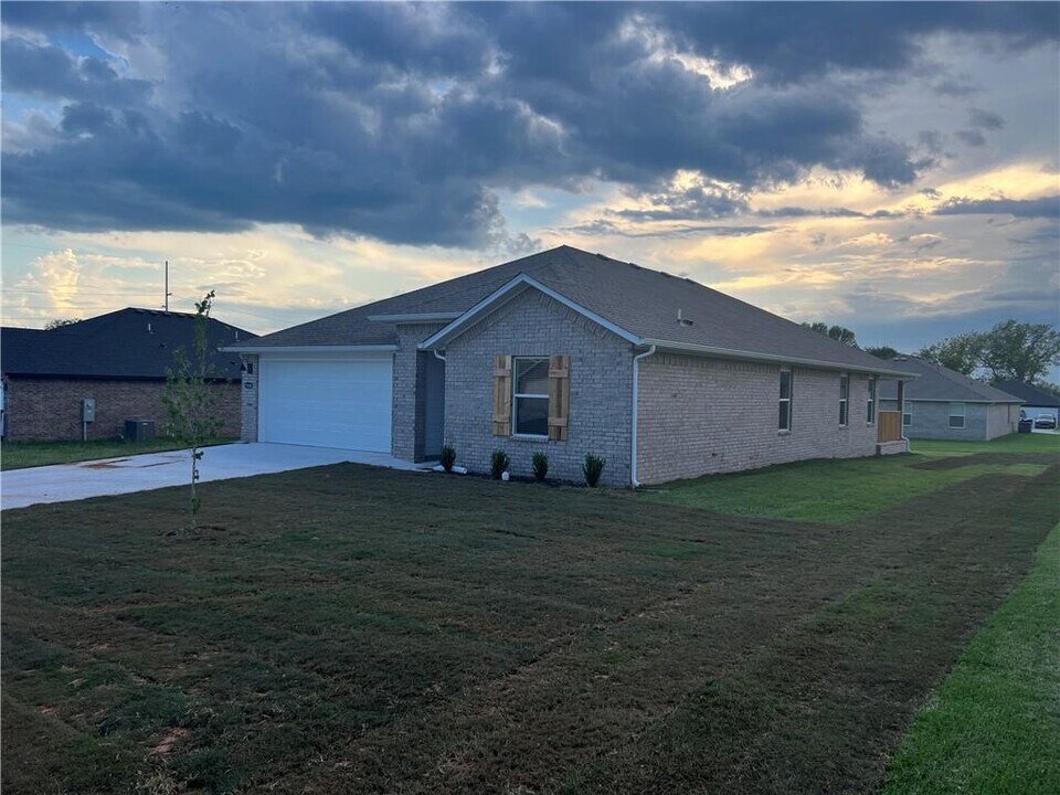 3108 N Bella St in Siloam Springs, AR - Building Photo