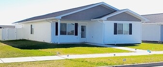 2821 Jeffrey Dr NW in Minot, ND - Building Photo