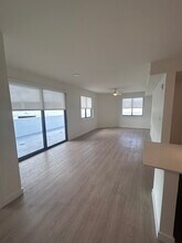 2385 NE 194th St, Unit D7 in Miami, FL - Foto de edificio - Building Photo