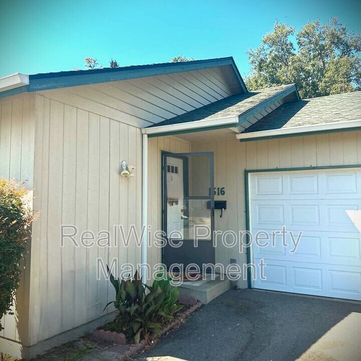 1616 SW K St in Grants Pass, OR - Building Photo