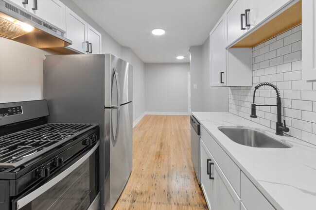 7377 N Damen Ave in Chicago, IL - Building Photo - Building Photo