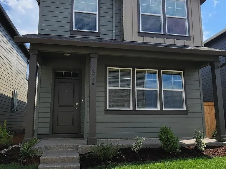 2215 Livesay Ln in Woodburn, OR - Building Photo