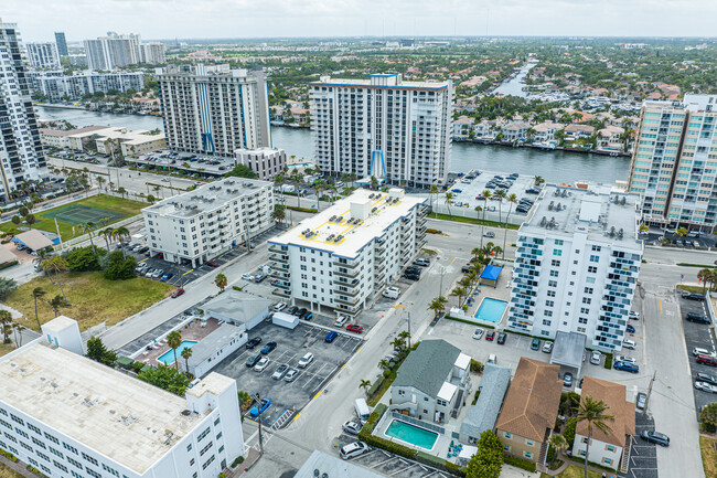 Hyde Park Towers in Hollywood, FL - Foto de edificio - Building Photo