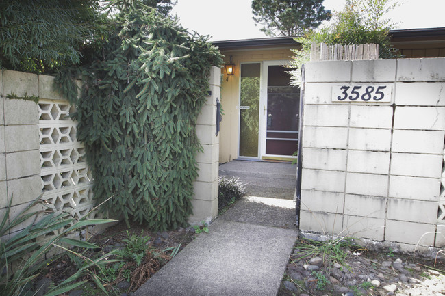 3585 SW 104th Ave in Beaverton, OR - Building Photo - Building Photo