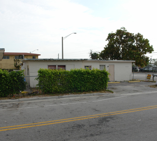 613 NW 27th Ave in Fort Lauderdale, FL - Building Photo - Building Photo