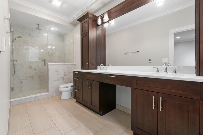 1356 W Grand Ave, Unit 2E in Chicago, IL - Building Photo - Building Photo