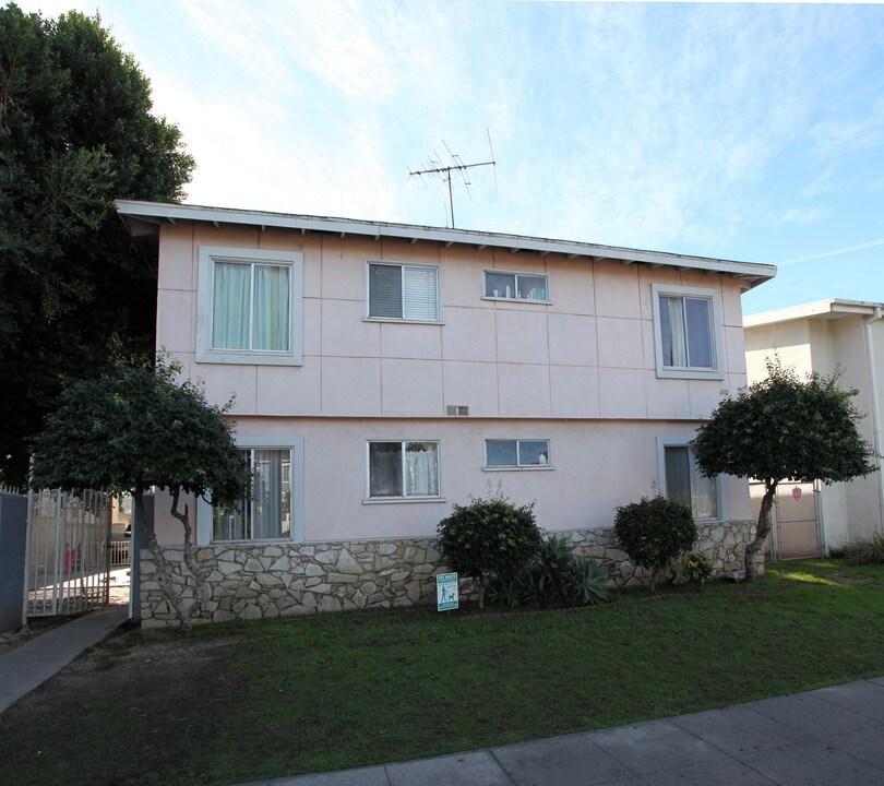 19120 Sherman Way in Reseda, CA - Building Photo