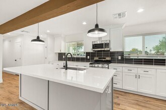 3016 E Turney Ave in Phoenix, AZ - Foto de edificio - Building Photo