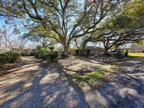 706 Maple St in Sweeny, TX - Building Photo - Building Photo