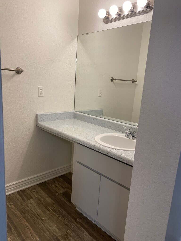 Scottsdale Place Apartments in Scottsdale, AZ