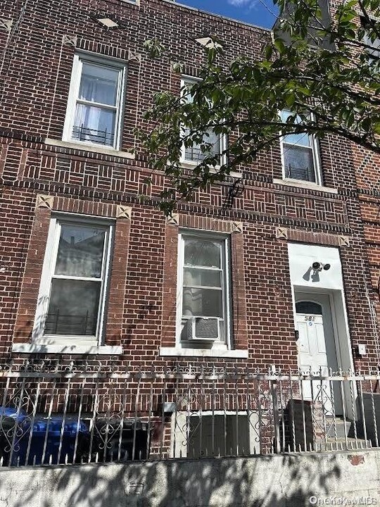 581 Van Siclen Ave in Brooklyn, NY - Building Photo