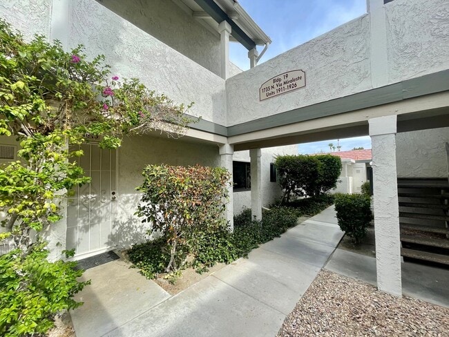 1735 N Vía Miraleste in Palm Springs, CA - Building Photo - Building Photo