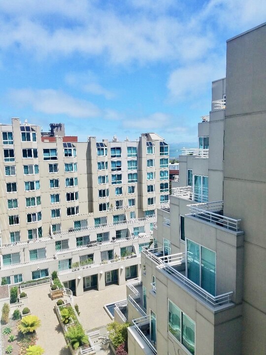 240 Lombard St, Unit #837 in San Francisco, CA - Foto de edificio