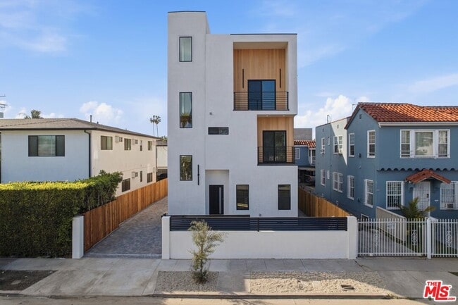 property at 2837 Redondo Blvd