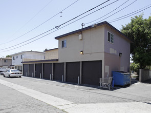 328 N Rose St in Anaheim, CA - Foto de edificio - Building Photo