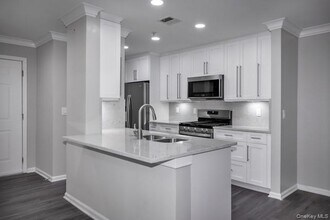 1 Charles Pond Dr in Coram, NY - Foto de edificio - Building Photo