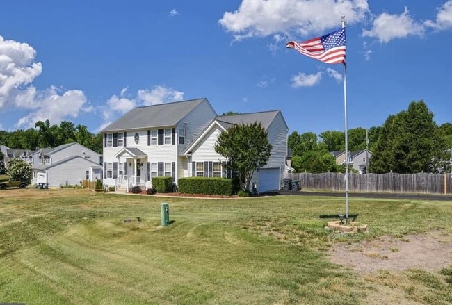 1390 Charleston St in King George, VA - Foto de edificio - Building Photo