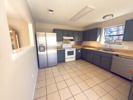 2109 Bellmeade Cir in Navarre, FL - Building Photo