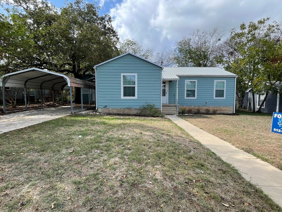 204 N Howe St in Lampasas, TX - Building Photo