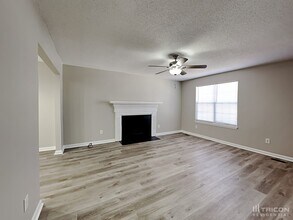 104 Kells Dr in Hopkins, SC - Foto de edificio - Building Photo